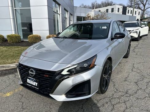 Used 2023 Nissan Altima 2.5 SR w/ SR Premium Package image 4