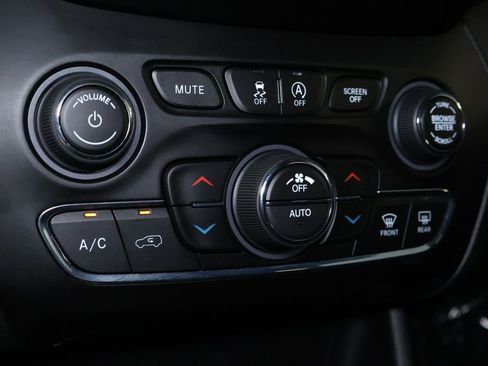 Used 2019 Jeep Cherokee Limited image 32