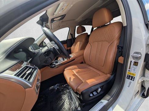 Certified 2022 BMW 750i xDrive w/ Executive Package AWD/4WD image 11