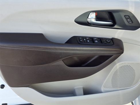 Used 2021 Chrysler Pacifica Touring-L image 14