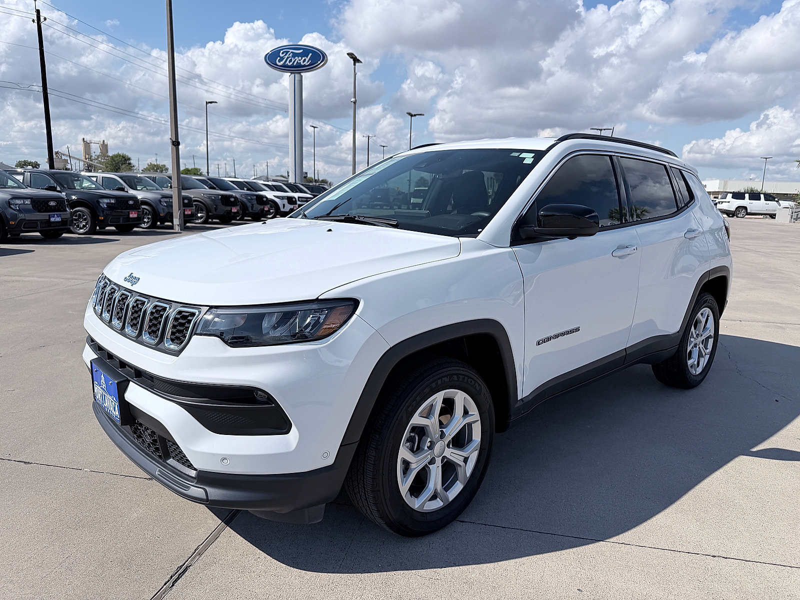 Used 2024 Jeep Compass Latitude w/ Convenience Group AWD/4WD image 3