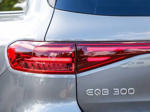 Used 2024 Mercedes-Benz EQB 300 4MATIC image 8