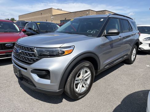 Used 2023 Ford Explorer XLT AWD/4WD image 4