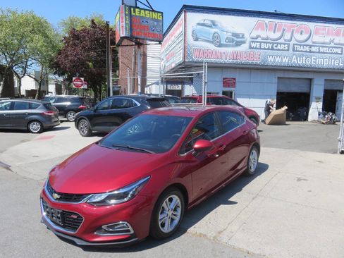 Used 2017 Chevrolet Cruze LT w/ Sun And Sound Package FWD image 2
