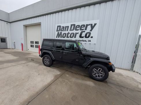Used 2025 Jeep Wrangler Unlimited Sahara AWD/4WD image 32