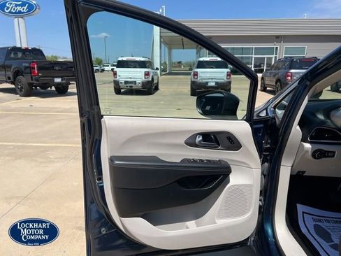 Used 2023 Chrysler Pacifica Touring-L image 10