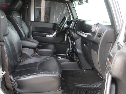 Used 2014 Jeep Wrangler Rubicon w/ Power Convenience Group image 17