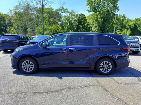 Used 2021 Toyota Sienna XLE FWD image 2