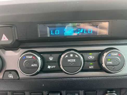 Used 2021 Toyota Tacoma TRD Sport w/ Technology Package AWD/4WD image 19