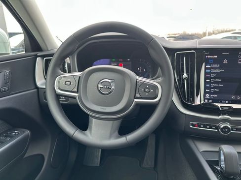 Used 2022 Volvo XC60 B5 Momentum image 18