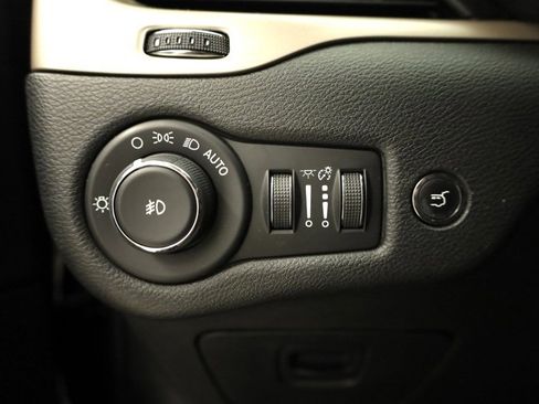 Used 2018 Jeep Cherokee Limited w/ Technology Group image 32