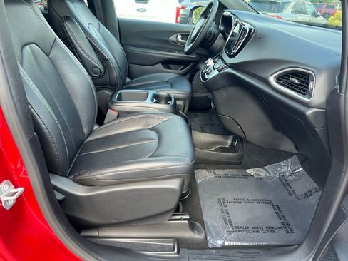 Used 2025 Chrysler Pacifica Select FWD image 25