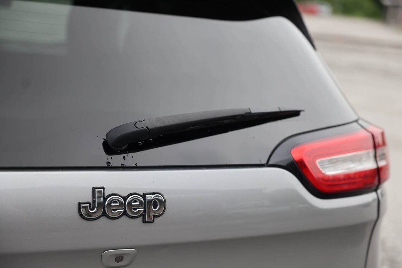 Used 2017 Jeep Cherokee Limited AWD/4WD image 35