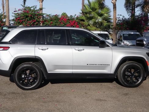 Used 2024 Jeep Grand Cherokee Altitude RWD image 8