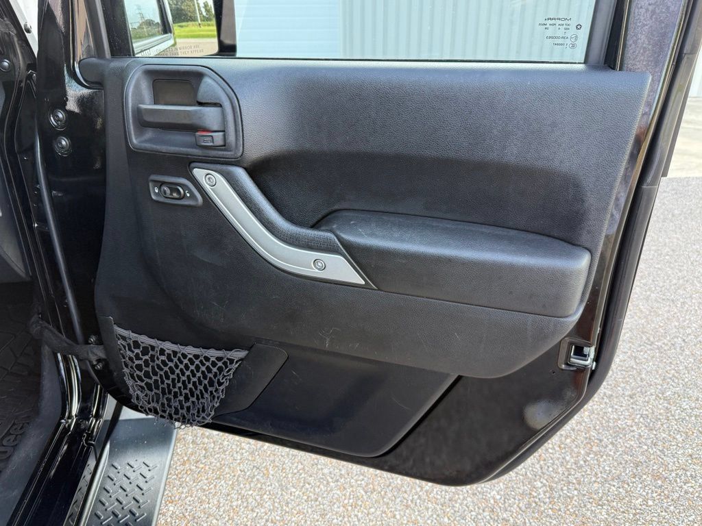 Used 2014 Jeep Wrangler Unlimited Sahara w/ Max Tow Package AWD/4WD image 34