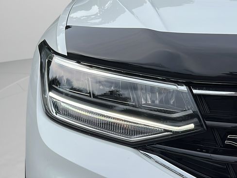 Used 2024 Volkswagen Tiguan SE R-Line FWD image 9