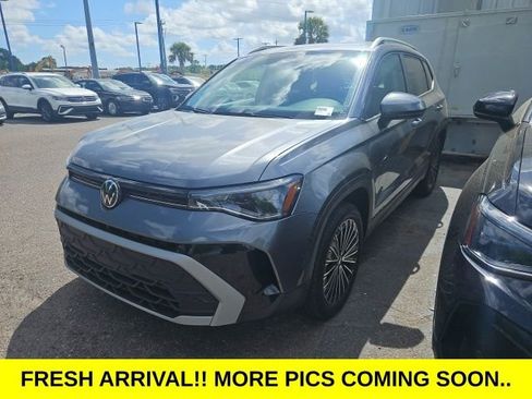 Used 2025 Volkswagen Taos SE image 1