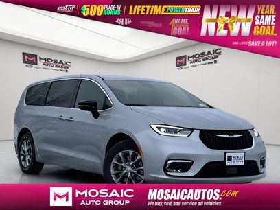 New 2026 Chrysler Pacifica Select