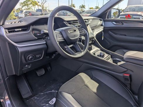 New 2025 Jeep Grand Cherokee Altitude image 14