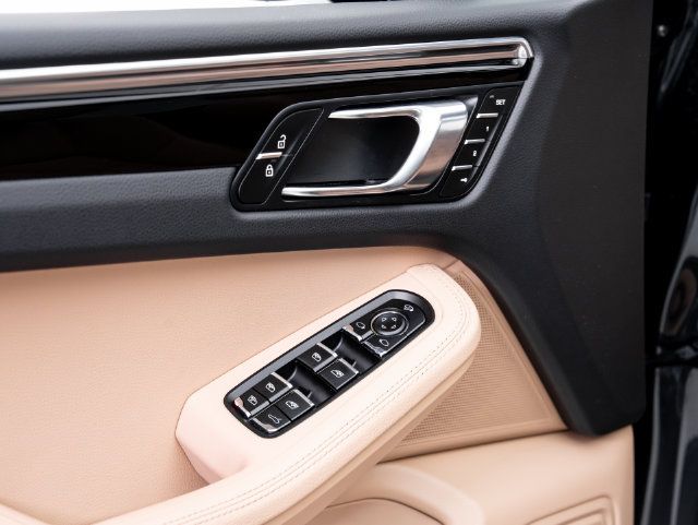 Certified 2026 Porsche Macan AWD/4WD image 8