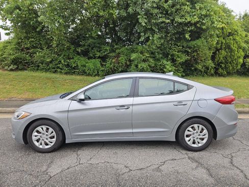 Used 2017 Hyundai Elantra SE FWD image 2