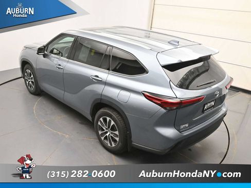Used 2022 Toyota Highlander XLE AWD/4WD image 32