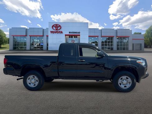 Certified 2023 Toyota Tacoma SR AWD/4WD image 4