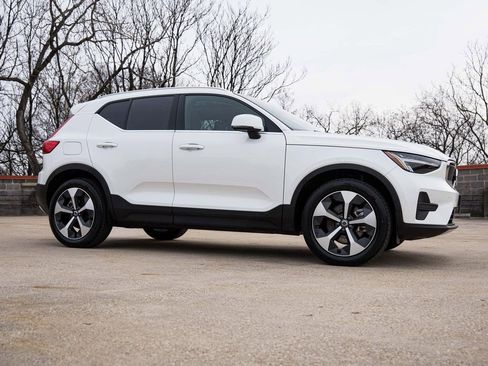 Certified 2025 Volvo XC40 B5 Core image 7