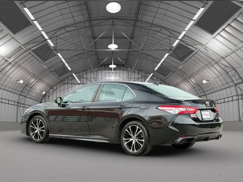 Used 2020 Toyota Camry SE w/ Convenience Package image 5