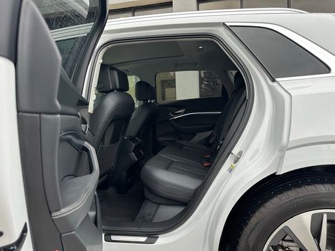 Used 2024 Audi Q8 e-tron Premium Plus w/ Premium Plus Package image 27