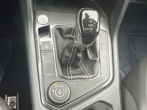 Used 2022 Volkswagen Tiguan SE w/ Panoramic Sunroof Package AWD/4WD image 17