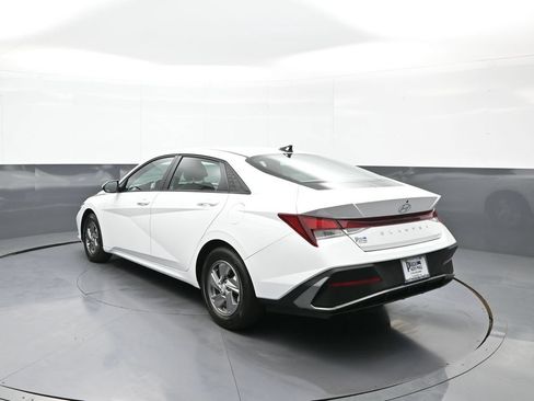 Certified 2025 Hyundai Elantra SE w/ Cargo Package FWD image 8