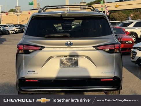 Used 2025 Toyota Sienna Platinum AWD/4WD image 7