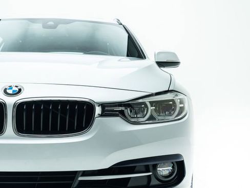 Used 2018 BMW 330i xDrive Wagon AWD/4WD image 7
