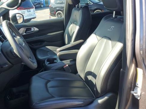 Used 2023 Chrysler Pacifica Touring-L w/ S Appearance Package image 21