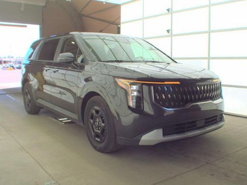 Used 2025 Kia Carnival image 4