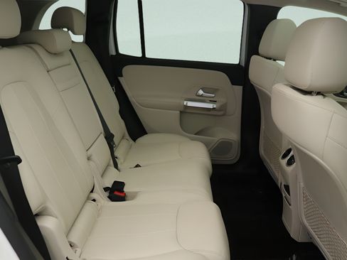 Used 2023 Mercedes-Benz GLB 250 4MATIC image 28
