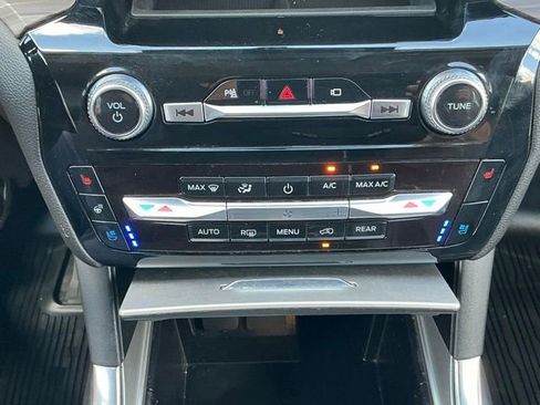 Used 2022 Ford Explorer Limited w/ Equipment Group 301A AWD/4WD image 32