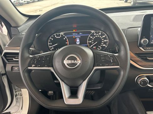 Used 2025 Nissan Altima 2.5 SV FWD image 29