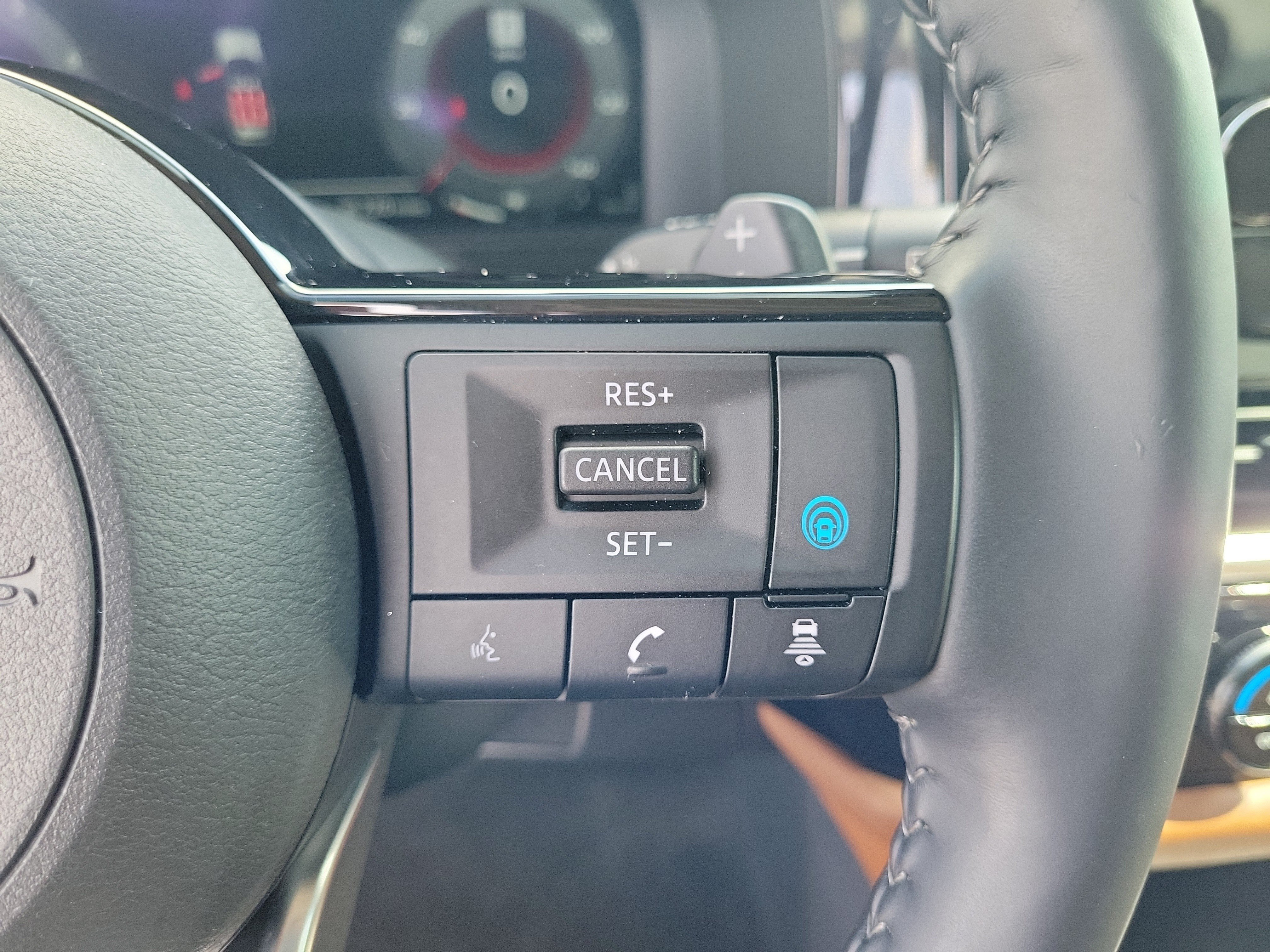 Certified 2024 Nissan Pathfinder Platinum w/ Black Appearance Package FWD image 19