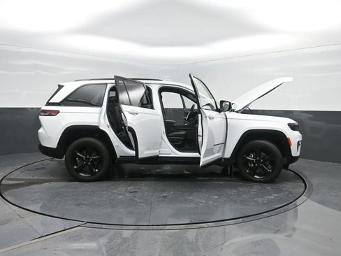 Used 2023 Jeep Grand Cherokee Altitude image 44