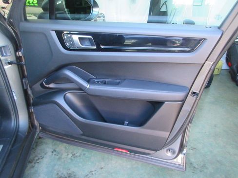 Used 2023 Porsche Cayenne AWD/4WD image 20