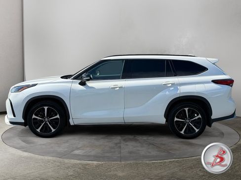 Used 2021 Toyota Highlander XSE AWD/4WD image 4