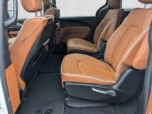 Used 2025 Chrysler Pacifica Pinnacle image 21