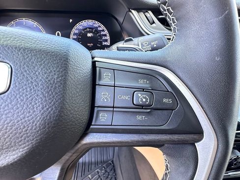 Used 2023 Jeep Grand Cherokee Limited AWD/4WD image 41