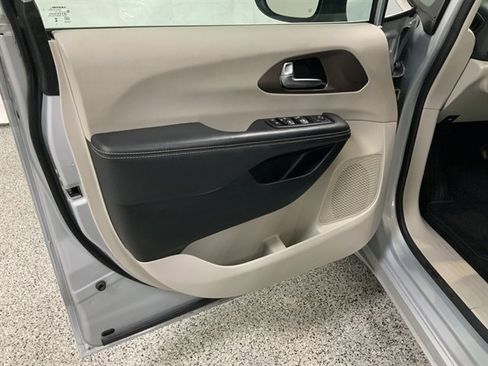 Used 2023 Chrysler Voyager LX image 15