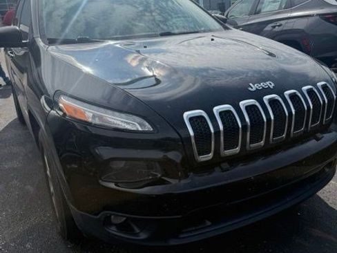 Used 2017 Jeep Cherokee Latitude w/ Cold Weather Group AWD/4WD image 2
