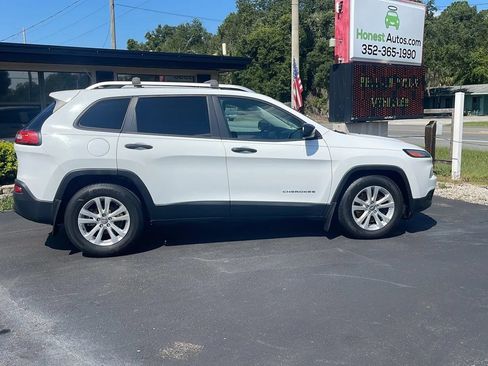 Used 2015 Jeep Cherokee Sport FWD image 8