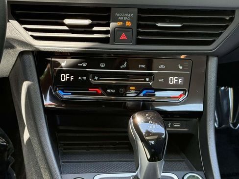 Used 2025 Volkswagen Jetta SE FWD image 16