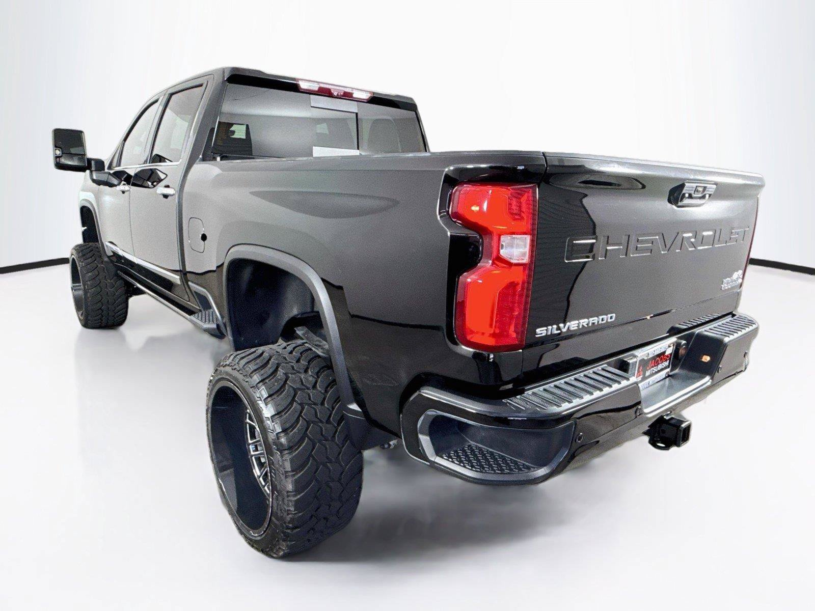 Used 2024 Chevrolet Silverado 2500 High Country w/ High Country Premium Package AWD/4WD image 3